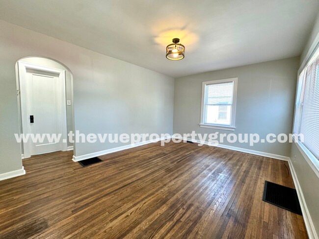 Building Photo - MOVE IN SPECIAL! Move in this November and...