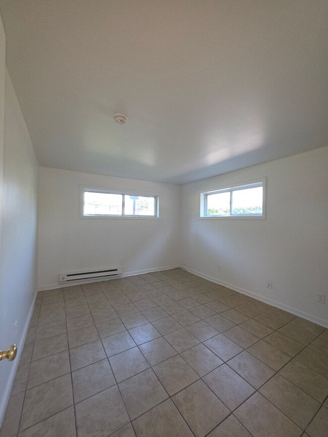 Building Photo - 1 BR Lower in a Desirable Neighborhood