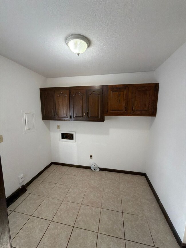 Building Photo - WOW! Look at this property ! You cant beat this price!