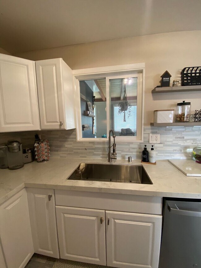 Building Photo - Gorgeous, Spacious 3 bed / 1 bath located near Encanto, San Diego!