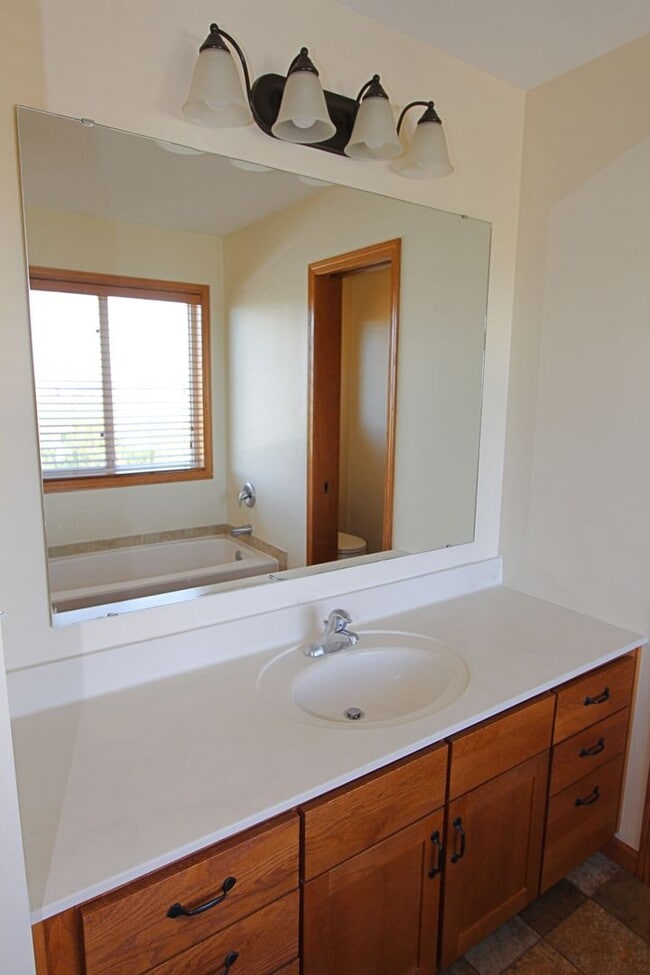 Building Photo - 3 Bedroom Townhome