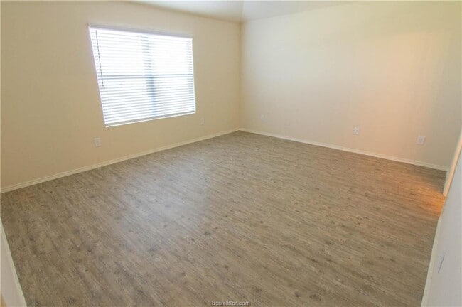 Building Photo - 5121 Lost Oak Dr