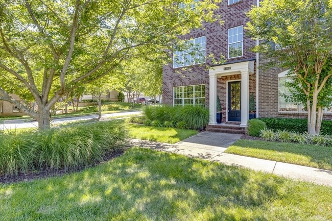 Building Photo - Welcome to this charming end unit townhome