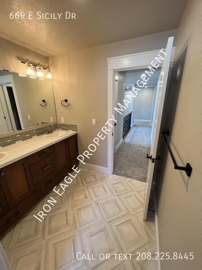 Building Photo - 669 E Sicily Dr