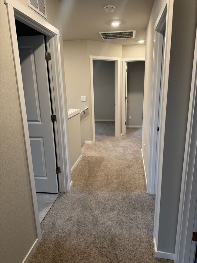 Building Photo - 4 Bed 2.5 Bath Home with Community Amenities