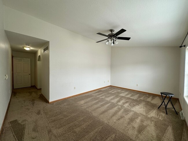 Building Photo - Spacious Townhouse Style Condo in Brookfield!