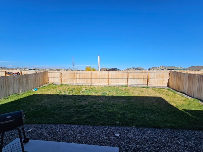 Building Photo - 3 Bed 3 bath house in Lorson Ranch!