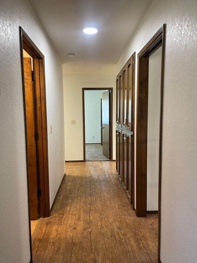 Building Photo - SPACIOUS 3 BED 2 BATH WITH A FAMILY ROOM A...