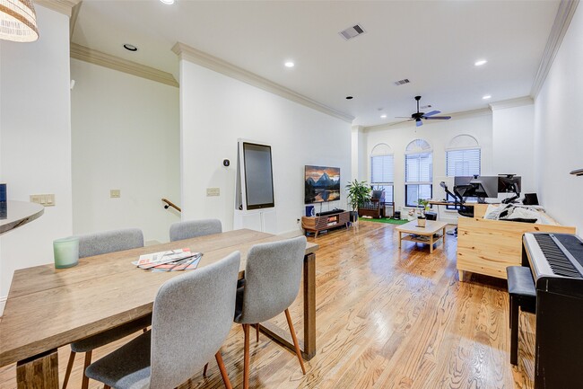 Building Photo - 3105 Fairdale Oaks E