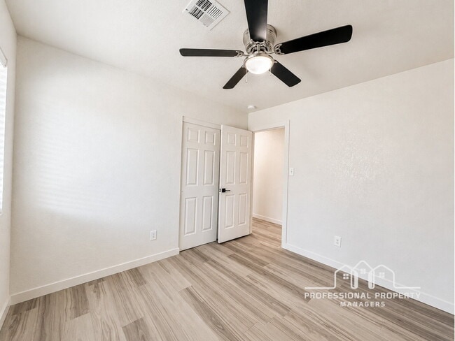 Building Photo - 4-bedroom, 2-bathroom home in Desert Oasis
