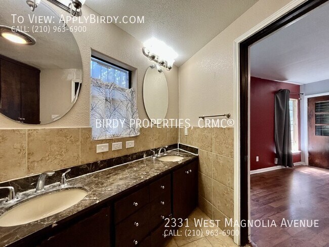 Building Photo - **3 Bed, 2 Bath Home with Detached Garage/...