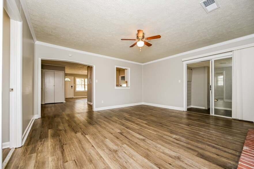 Building Photo - 114 Ravenwood Way