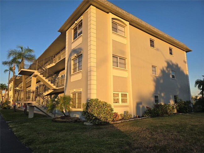 Building Photo - 211 Pasadena Ave N