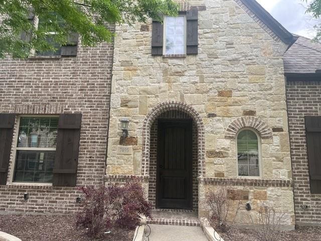 Building Photo - 7495 Perry Dr