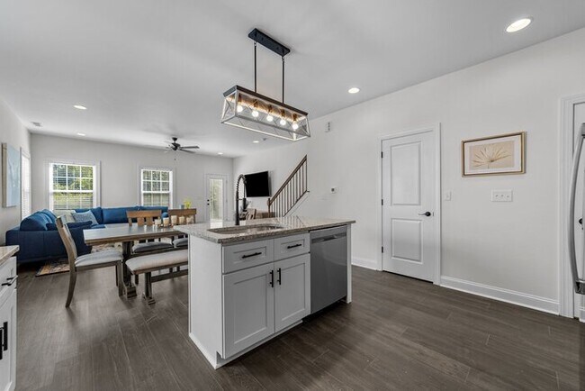 Building Photo - Salisbury Townhome w/ Garage