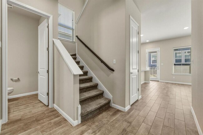 Building Photo - 1015 Vista View Dr