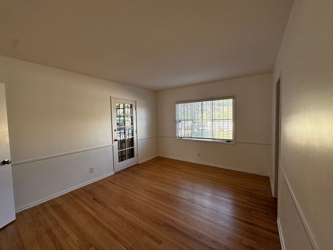 Building Photo - SPACIOUS 3 BEDROOM 2.5 BATH IN THE HEART O...