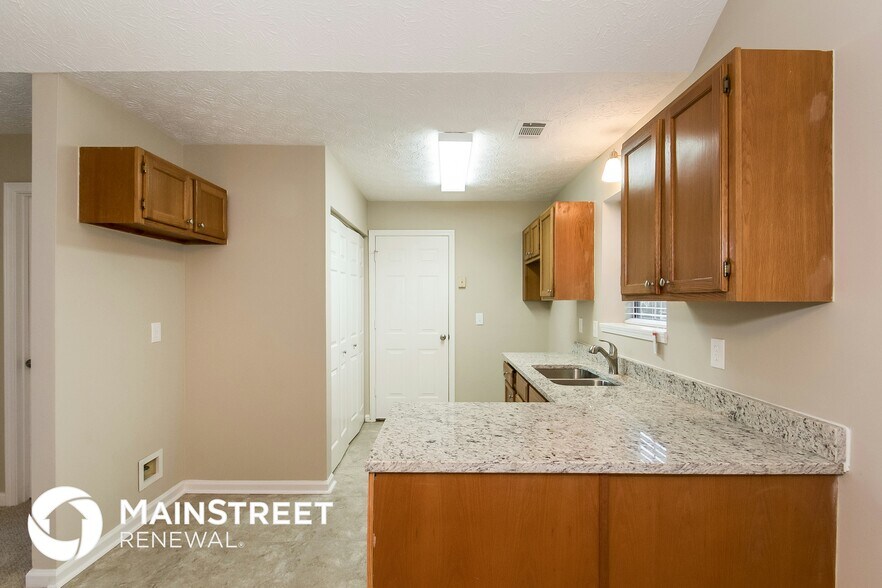 Building Photo - 1136 Oakwood Manor Ct