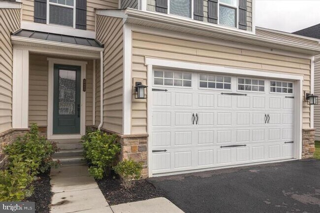 Building Photo - 325 Piper Ln