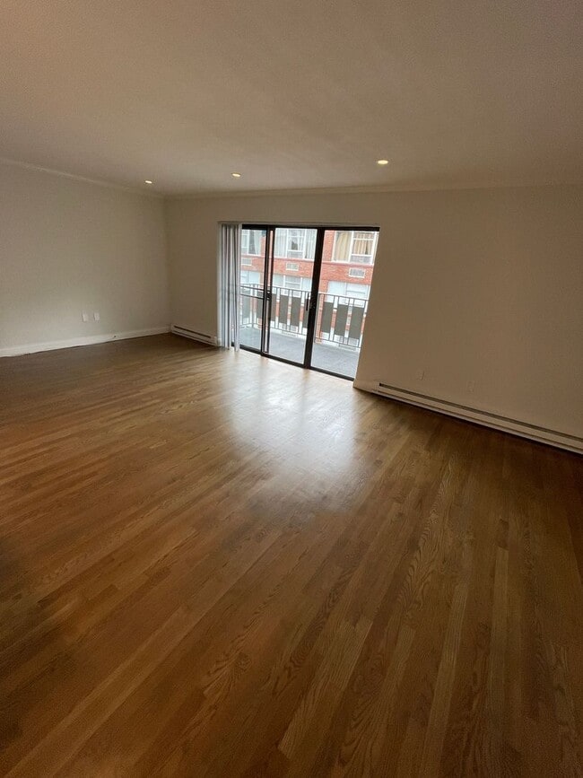 Building Photo - Luxury Penthouse with covered parking