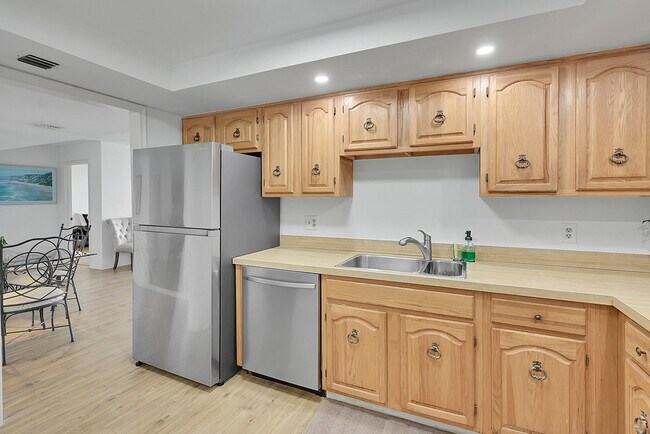 Building Photo - 7835 Lakeside Blvd