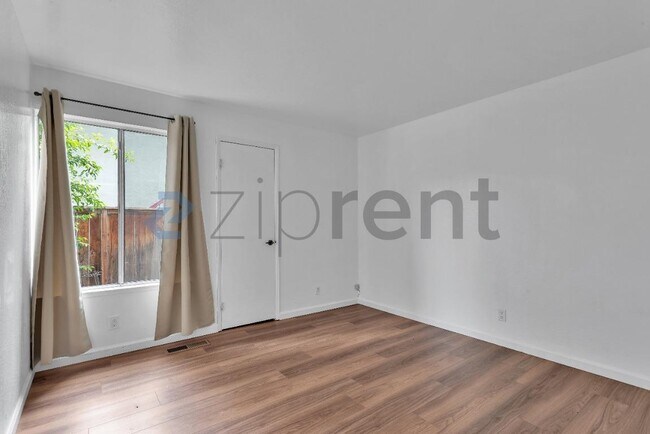 Building Photo - Unit C