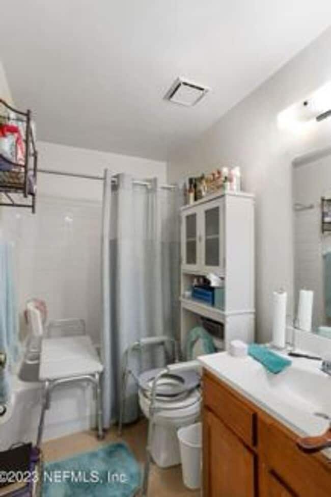 Building Photo - Cozy 2/1 Quadplex in NW Gainesville – Quie...
