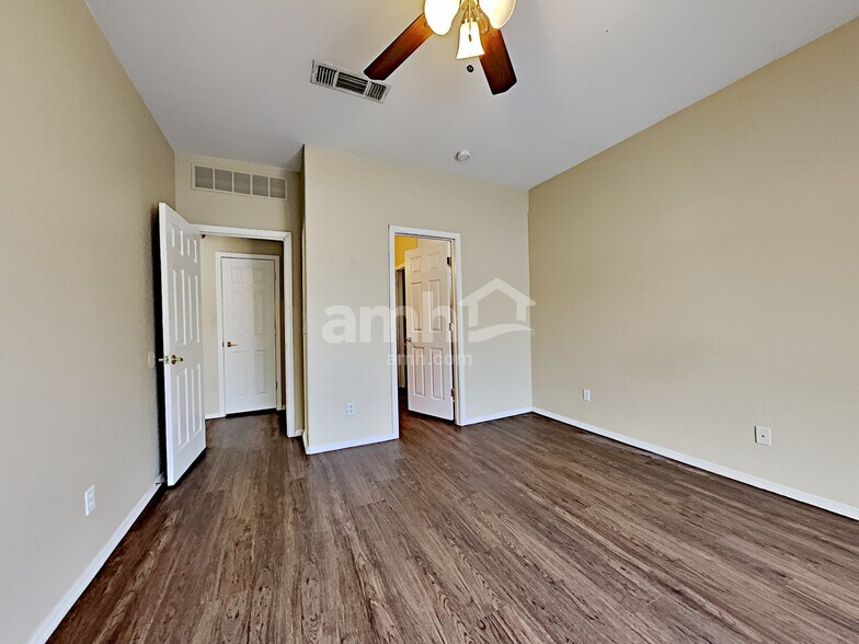 Building Photo - 6653 S Stratosphere Ln