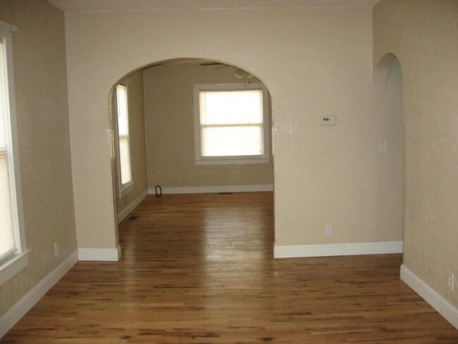 D Room/L Room - 604 W 3rd Ave