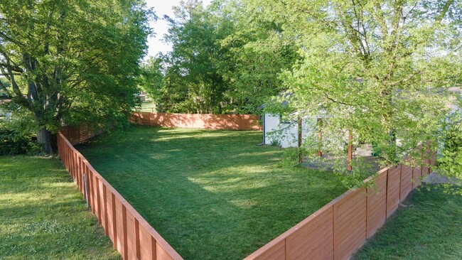 Building Photo - **ABSOLUTELY STUNNING TOP-TO-BOTTOM RENOVA...