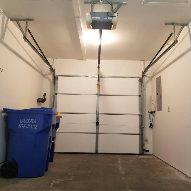 Building Photo - 2 BR Townhouse