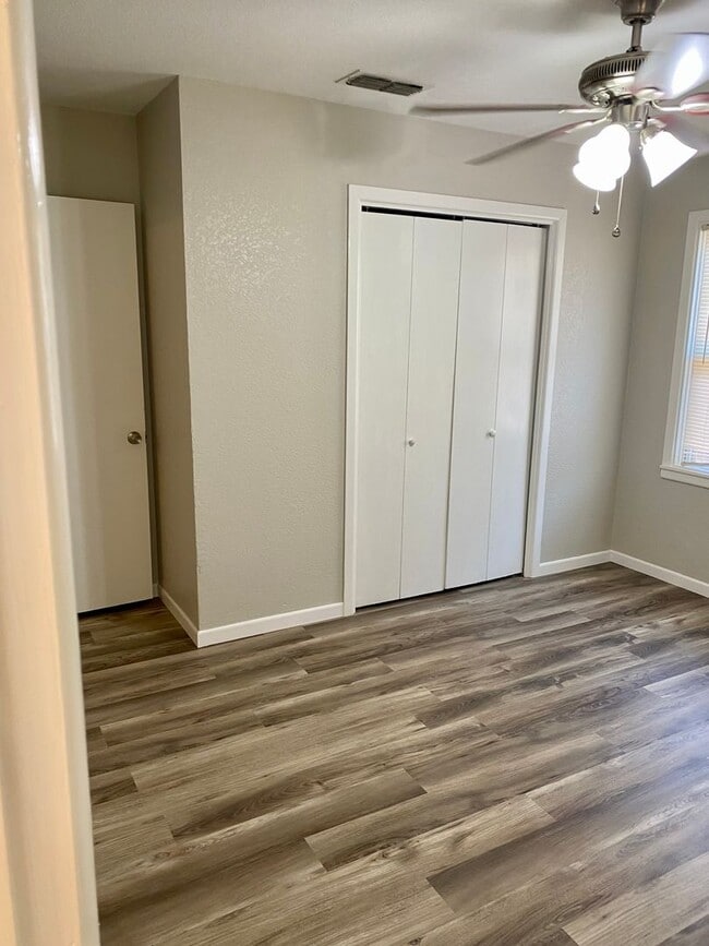 Building Photo - 3/1/1 Ready April 1