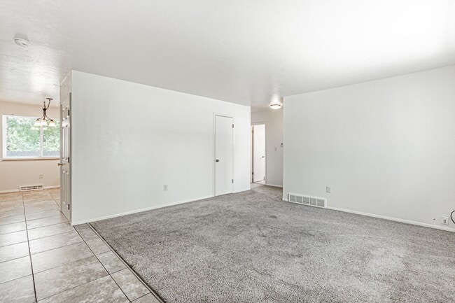 Building Photo - Spacious 3BD, 2BA Lakewood Half-Duplex wit...