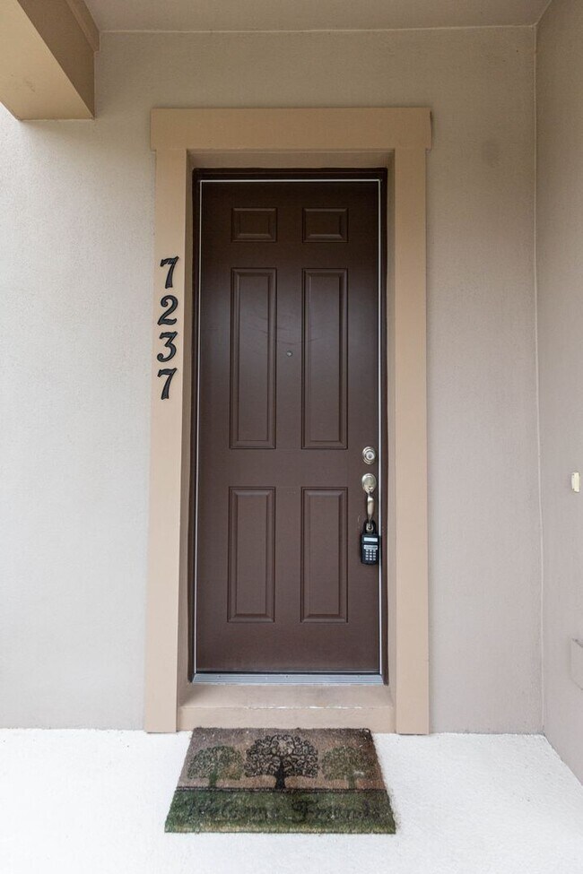 Building Photo - AVAILABLE ON 06/01 - 3 bedroom and 2.5 bat...