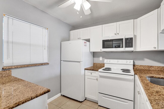 Building Photo - 9460 Poinciana Pl