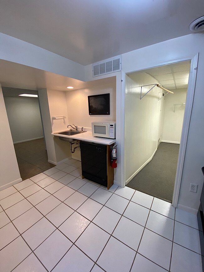 Building Photo - 714 N Van Buren St