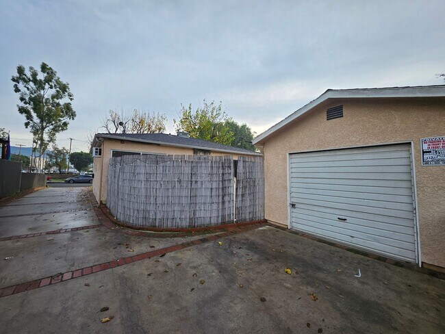 Building Photo - 931 N Screenland Dr