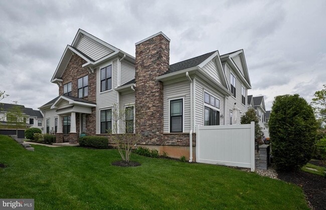 Building Photo - 14 Dogleg Ln