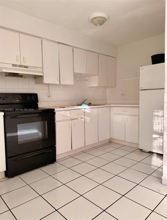 Building Photo - 1610 NW N River Dr