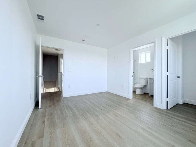 Building Photo - 1731 E 68th St