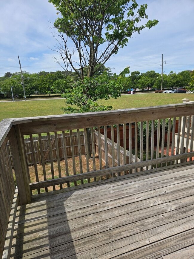 Building Photo - 3 Bedroom Townhouse in Virginia Beach