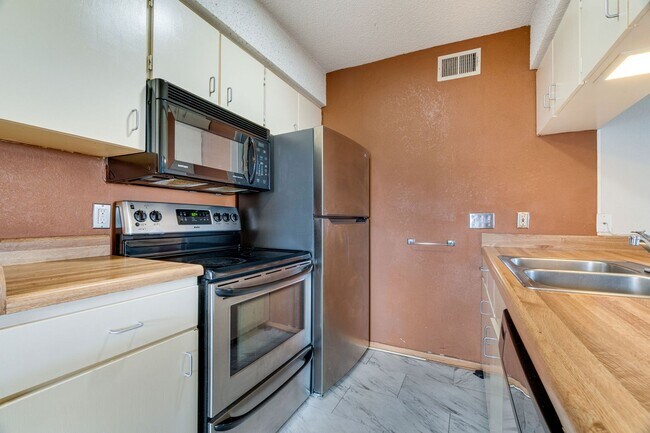 Building Photo - K2017 - Pointe #48