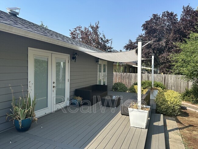 Building Photo - 1267 SW Ironwood Dr
