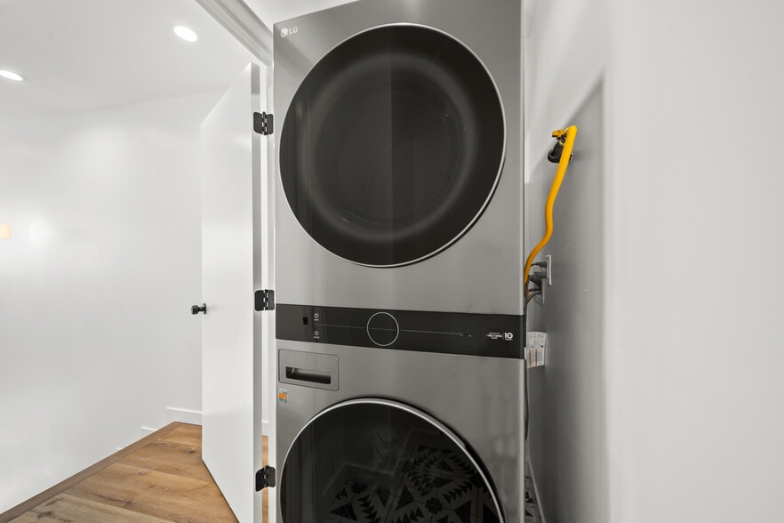 Building Photo - 6049 Craner Ave