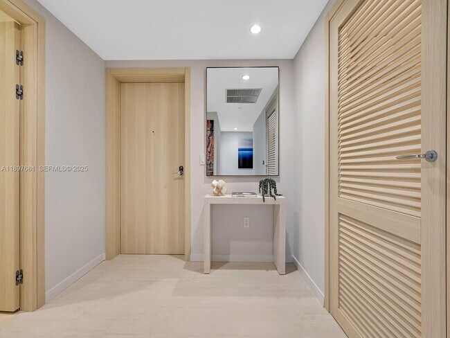 Building Photo - 1000 Brickell Plaza