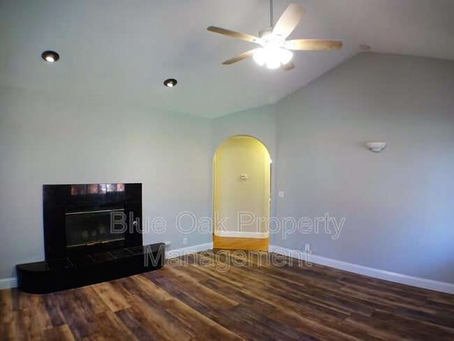 Building Photo - 612 W 6th Ave