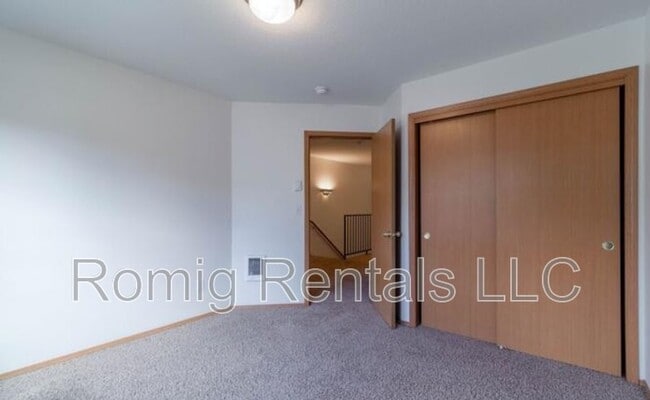 Building Photo - 8109 NE 36th Ct