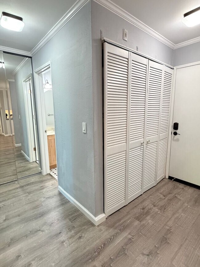 Building Photo - Updated 2BD/2BA Condo – Prime San Mateo Location!