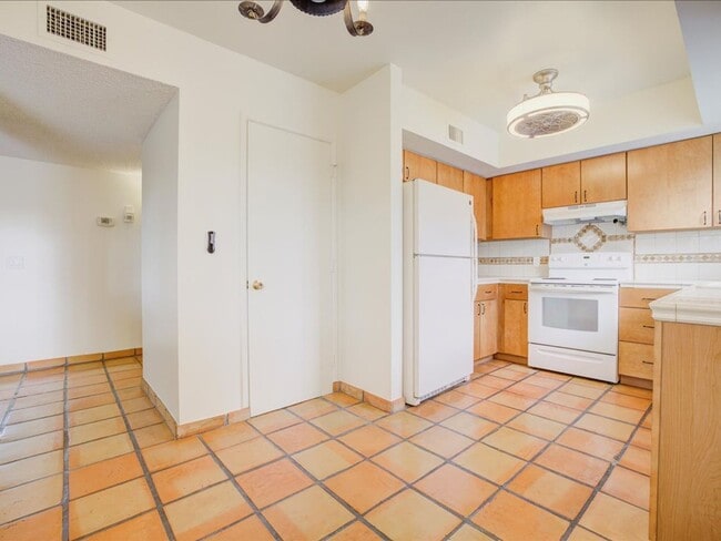 Building Photo - 2 Bedroom 2 Bathroom