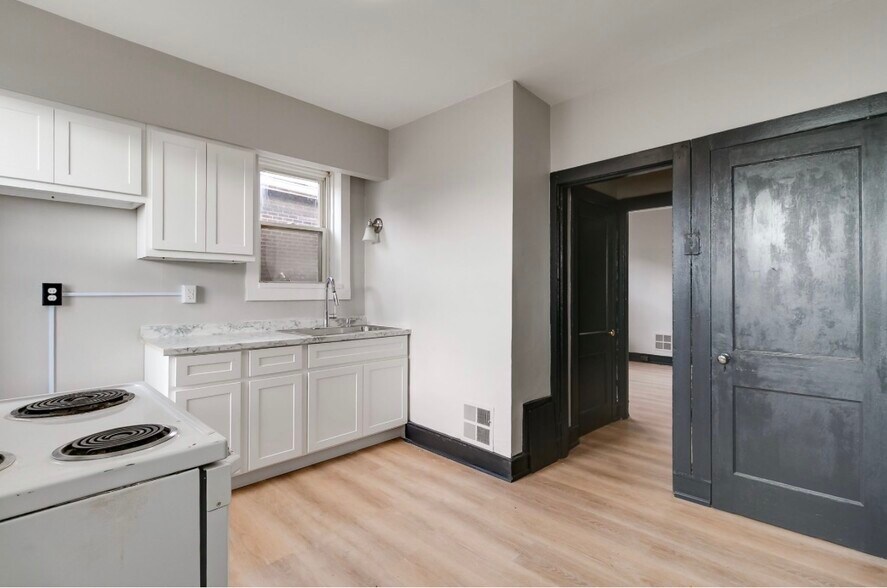 Building Photo - 4916 Winona Ave